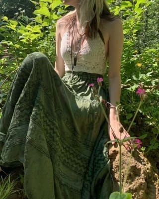 L o r e e e h h Green Long Skirt, Long Green Skirt, Sommer Strand Outfit, Estilo Hippy, Mode Hippie, Boho Clothes, Earthy Outfits, Estilo Hippie, Mode Boho