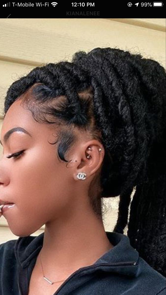 love pirex Ear Piercings On Black Women, Baddie Ear Piercings, Piercings On Black Women, Bar Piercing, Piercing Inspo, Cool Ear Piercings, Pretty Ear Piercings, Piercings For Girls, Faux Locs Hairstyles