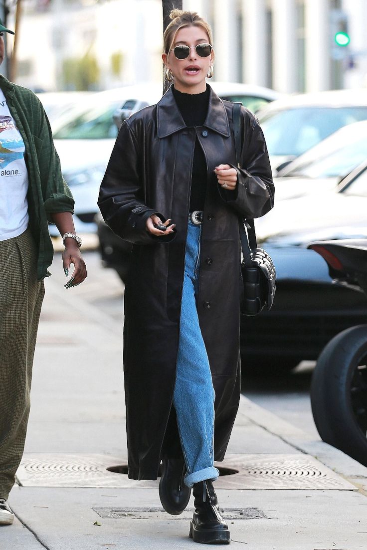 Hailey Baldwin out and about in Los Angeles, Jan. 16, wearing mom jeans and The Row boots. #haileybaldwin #haileybieber #celebritystyle #momjeans Row Boots Outfit, Mom Jeans Chelsea Boots, Chelsea Boots Mom Jeans Outfit, Chelsea Boots Outfit 2024, Mom Jeans Outfit Boots, The Row Boots Outfit, Black Winter Boots Outfit, Black Mom Jeans Outfit Winter, Boots And Mom Jeans