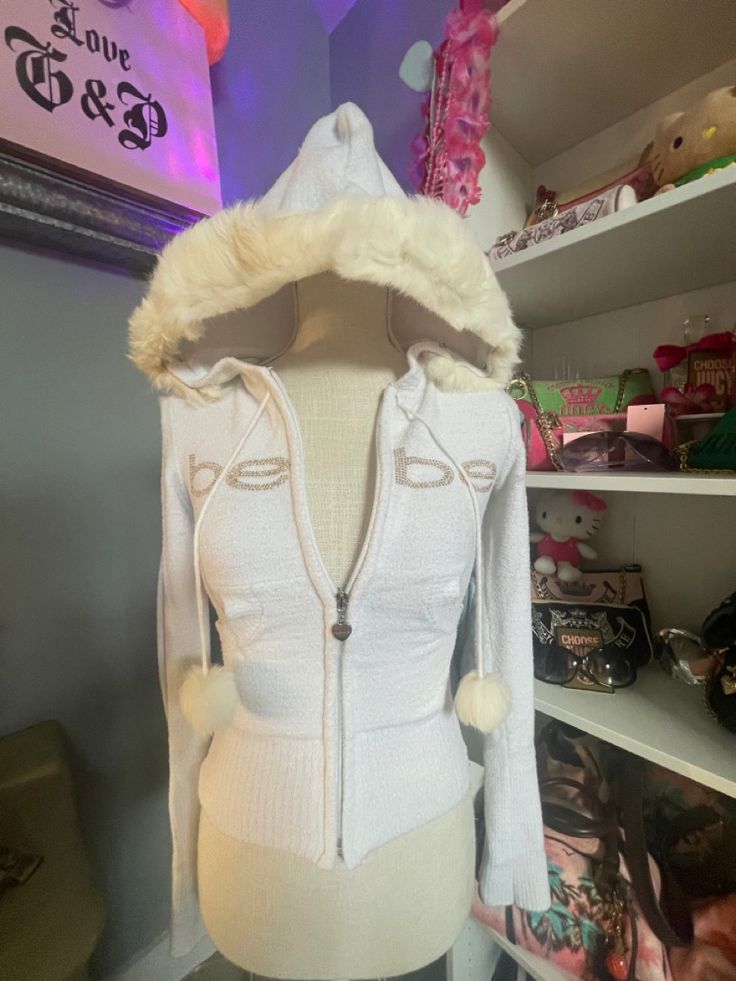 2000 Fur Coat, Fur Hoodie Y2k, 2000s Fluffy Jacket, Y2k Fur Trim Jacket, 200s Winter Fashion, Y2kwinter Outfits, Bling Y2k Outfits, White Jacket Y2k, Fur Lined Hoodie Y2k