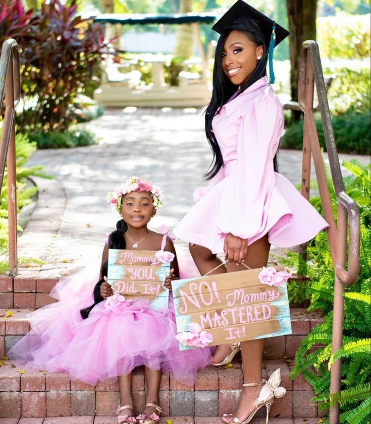 Mother Daughter Photography Poses, Mommy Daughter Photoshoot, Daughter Photo Ideas, Daughter Hairstyles, Graduation Pic Ideas, College Graduation Photoshoot, Daughter Graduation, Mommy And Me Photo Shoot, Mom Daughter Outfits