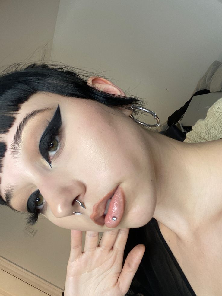 Heavy Eyeliner Grunge, Big Eyeliner Makeup, Big Eyeliner Looks, Big Eyeliner Goth, Goth Graphic Liner, Drawn On Eyebrows, Femme Fatale Makeup, Big Eyeliner, Appearance Aesthetic