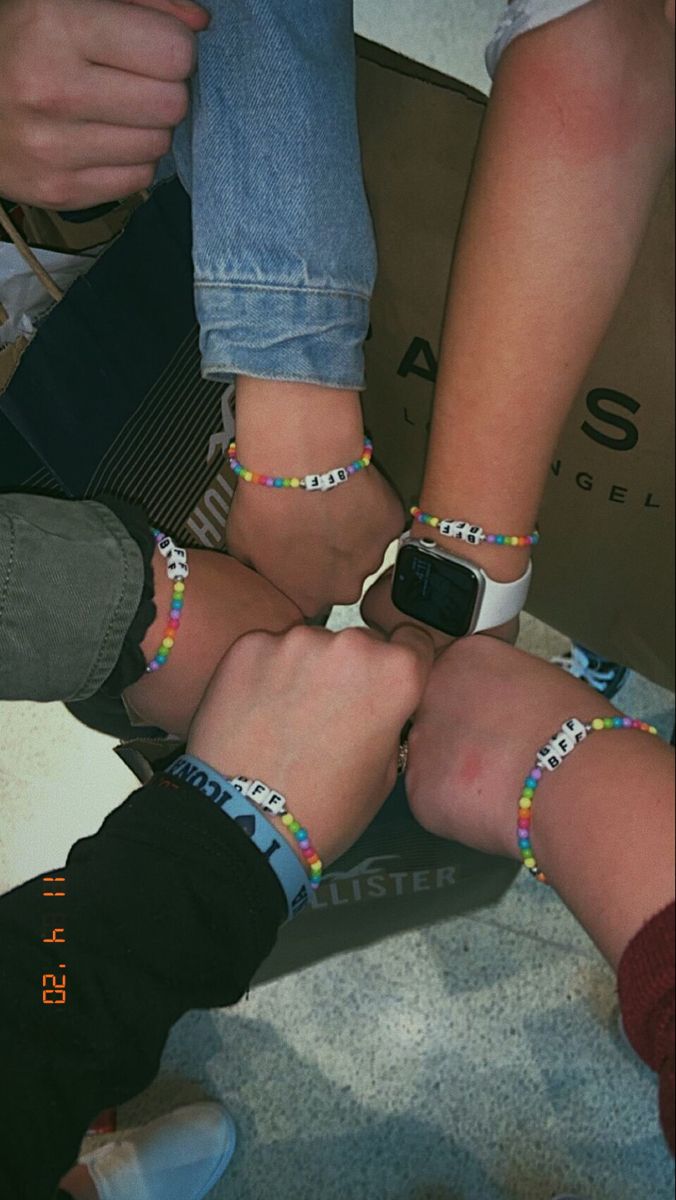 Matching Bracelets For 5 Friends, Matching Bracelets For 4 Best Friends, Friendship Bracelets For 4 Friends, Friend Group Bracelets, Friendsgiving Sleepover, Matching Bracelets For 4 Friends, How To Make Braclets, Matching With Friends, Brace Ideas