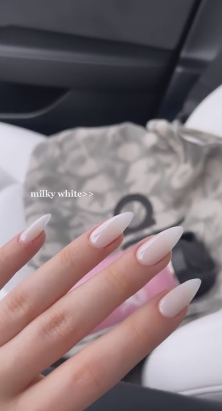 Milky White Polish, Minimalist Nail Design, Detachable Fashion, Press On Nail Art, Trendy Almond Nails, Nails Minimalist, Kutek Disney, Unghie Sfumate, Milky Nails