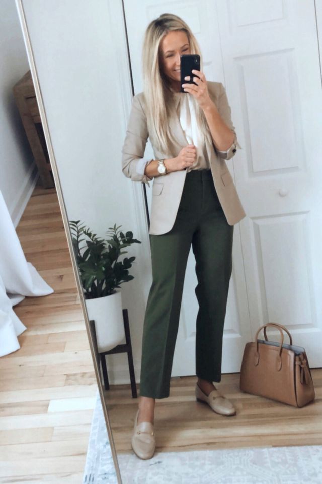 Straight Leg Work Pants, Straight Leg Work Pants Outfit, Green Straight Leg Pants Outfit, Straight Leg Pants Outfit Work, Tan Blazer Outfits, Lawyer Outfits Women, Green Work Pants, Olive Pants Outfit, Business Casual Outfits Winter