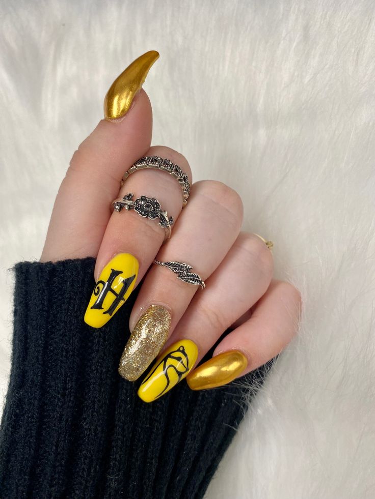 Hufflepuff Nails Easy, Hufflepuff Acrylic Nails, Huffle Puff Nails, Universal Nails Harry Potter, Hufflepuff Inspired Nails, Hufflepuff Nail Designs, Harry Potter Hufflepuff Nails, Harry Potter Nails Designs Hufflepuff, Ravenclaw Nails Harry Potter