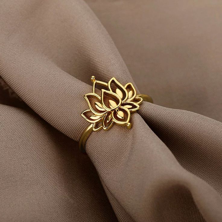 Lotus Flower Ring, Lotus Ring, Gold Rings Fashion, Gold Ring Designs, Couple Ring, Gold Jewelry Simple, Stylish Rings, Jewelry Design Earrings, Vintage Gothic