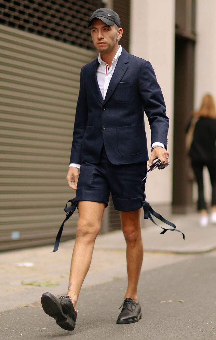 Formal Shorts Outfit Men, Men's Street Style Photography, Streetwear Spring, Men's Fashion Tips, London Fashion Week Mens, Mens Shorts Outfits, Black Men Hairstyles, Men Hairstyles, Street Fashion Photography