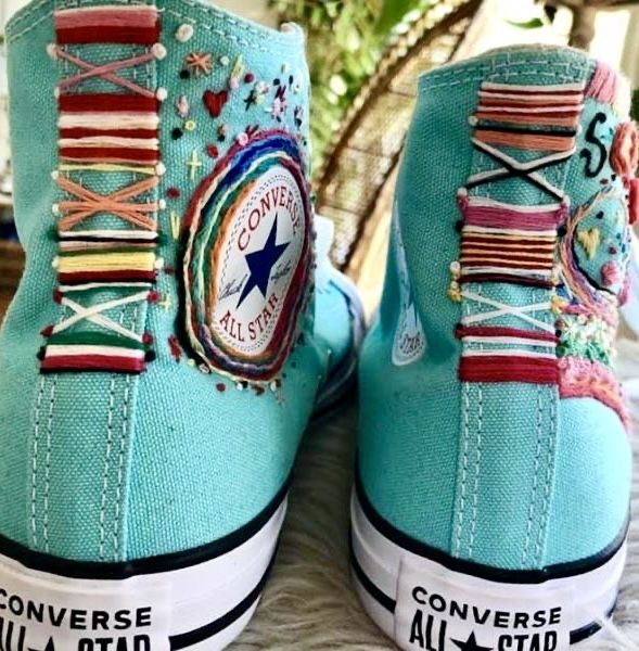 Converse 2020, Converse Embroidery, Cute Converse Shoes, Knitting For Beginners Hats, Embroidered Converse, Cute Converse, Knitting For Beginners Blanket, High Tops Sneakers, Mode Hippie