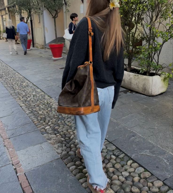 Noe Noe Louis Vuitton, Louis Vuitton Noe Bag Outfit, Outfits With Louis Vuitton Bag, Tan Bag Outfit, Bucket Bag Outfit, Ugg Tasman Outfit, Bucket Bags Outfit, Lv Noe, Noe Louis Vuitton