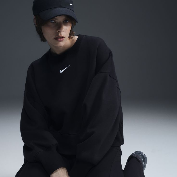 Grounded in style, comfort and versatility, meet our take on luxury loungewear. Our roomiest fit paired with exaggerated details (like the oversized pocket and taller ribbing) ensures this sweatshirt is anything but basic. All that's left to decide is whether to style it with the matching shorts or other pieces from your wardrobe. Black Crew Neck Outfit, Black Nike Sweatshirt, Crew Neck Outfit, Nike Sportswear Phoenix Fleece, Luxury Loungewear, Gay Outfit, Nike Crewneck, Oversized Crewneck, Loungewear Luxury