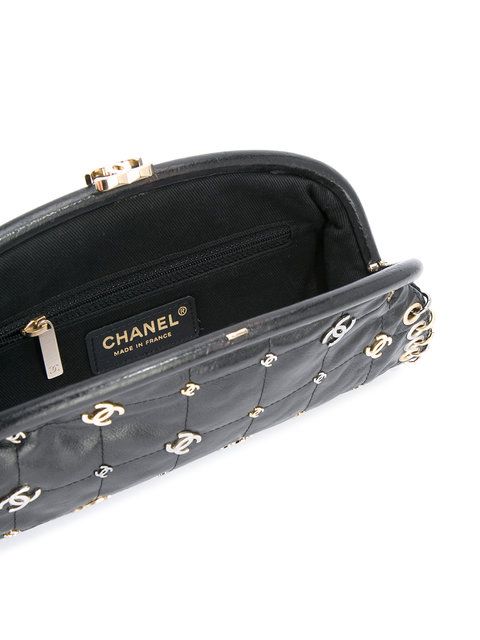 Chanel Vintage Logos Chocolate Bar clutch Chocolate Logo, Deco Chandelier, Vintage Logos, Designer Clutch Bags, Black Leather Clutch, Clutch Black, Bar Styling, Vintage Clutch, Shopping Chanel