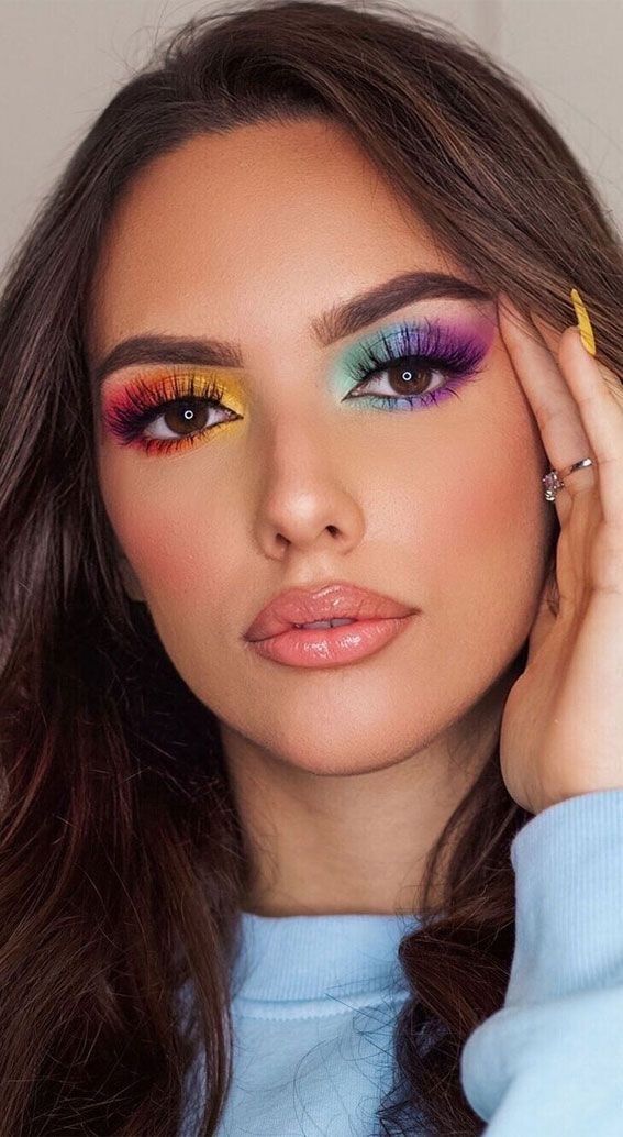 Blue Color Pop Eye Makeup, Colorful Party Makeup, Eyeshadow Looks Bold, Holi Inspired Makeup, Fiesta Makeup Looks, Neon Eyeshadow Looks Simple, Vivid Eyeshadow Looks, Colorful Makeup Looks Eyeshadows, Bright Eye Makeup Looks