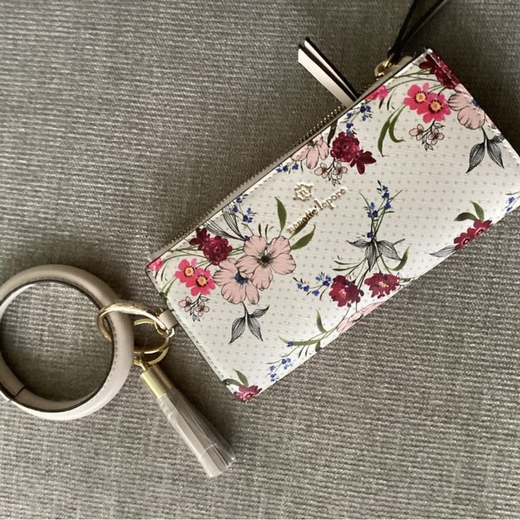 Nwot Beautiful Floral Wristlet Spring Gift Wristlet With Wrist Strap, Rectangular Wristlet For Spring Gift, Elegant Spring Wristlet For Everyday, Rectangular Wristlet As Spring Gift, Rectangular Wristlet Gift For Spring, Elegant Rectangular Wristlet For Spring, Elegant Spring Rectangular Wristlet, Elegant Rectangular Spring Wristlet, White Wristlet For Daily Use In Spring