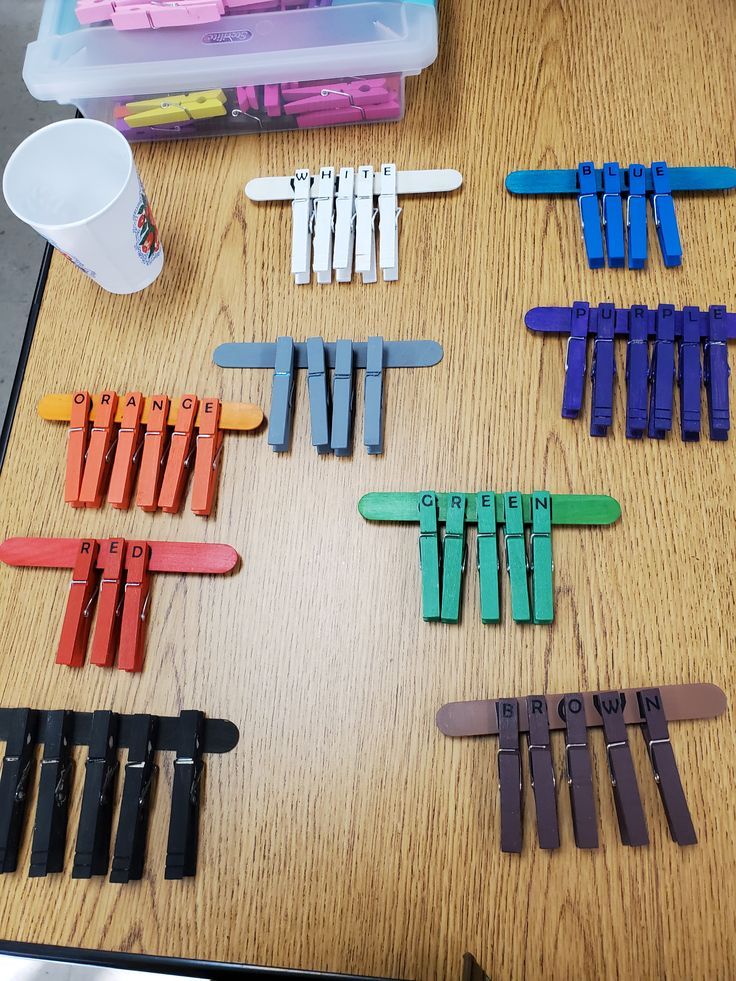 there are many different colored clips on the table