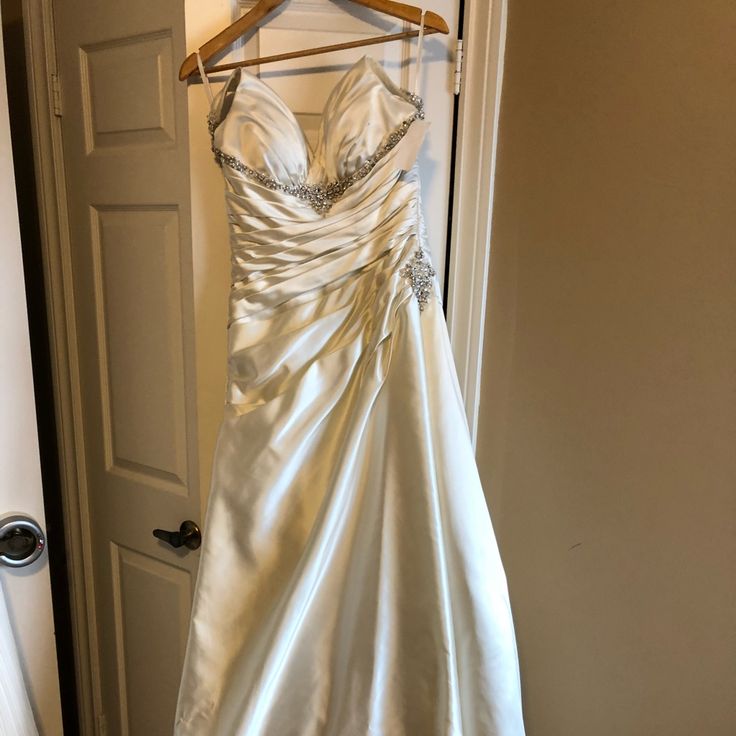 New Never Worn, Sample Dress. This Piece Has Been All Hand Beaded, There Are A Couple Pieces Loose Which Can Be Put Back Very Easily. Will Need A Dry Cleaning Before Wears. Color Ivory Cream Silk With Next Underlay To Give Volume. Size 8. The Body Also Has Boning Inside To Support. Open To Reasonable Offers. Floor-length Evening Dress With Lined Bodice For Wedding, Floor-length Wedding Dress With Lined Bodice, Floor-length Gown With Ruched Bodice For Wedding, Wedding Gown With Ruched Bodice In Floor-length, Floor-length Wedding Gown With Ruched Bodice, Wedding Gown With Ruched Bodice, Floor-length Satin Wedding Dress For Debutante Ball, Floor-length Wedding Dress With Ruched Bodice, Wedding Ball Gown With Ruched Bodice