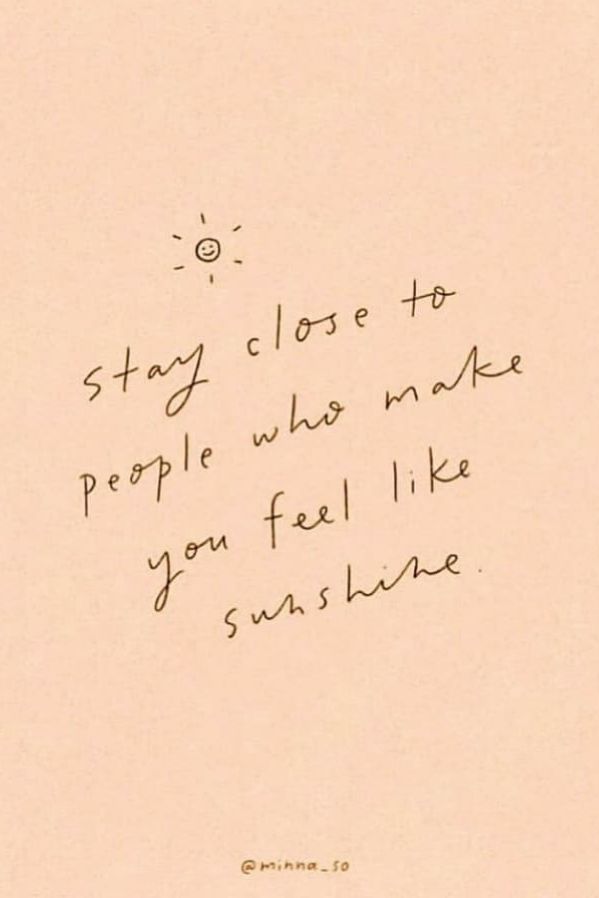 a handwritten quote on paper with the words stay close to people who make you feel like sunshine