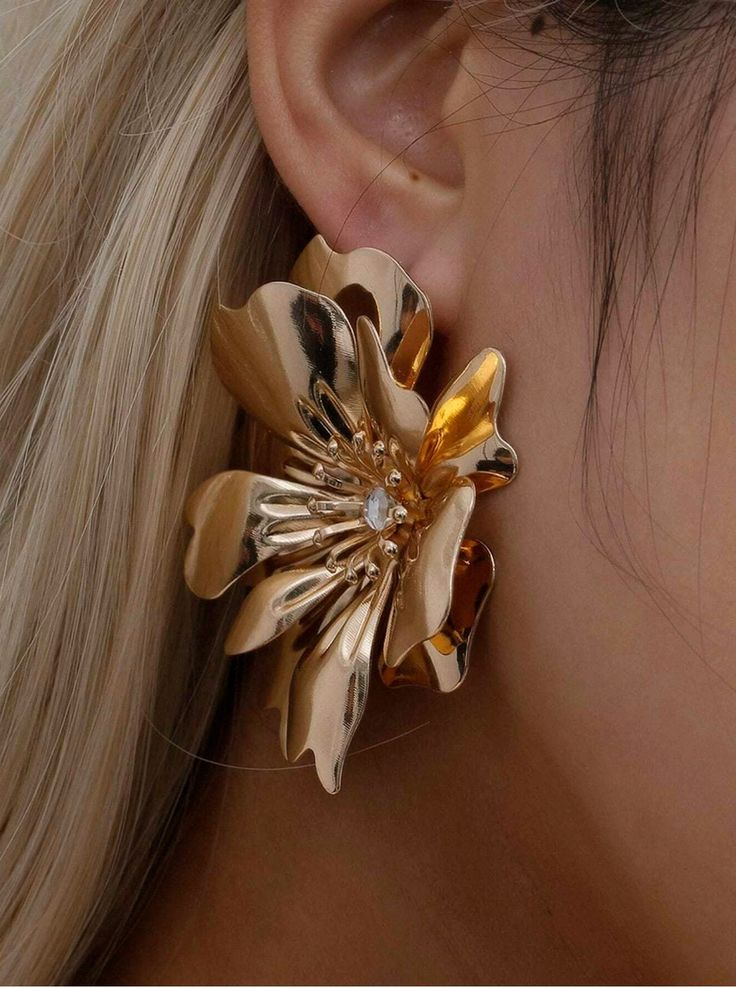 Rhinestone Flower Earrings, 18k gold, gold plated, trendy earrings Jewelry Campaign Flowers, Luxury Statement Earrings, Zara Flower Earings, Opulent Earrings, 2022 Jewelry Trends, Post Jewelry, Night Beauty Routine, Gold Star Earrings, Flower Earrings Gold