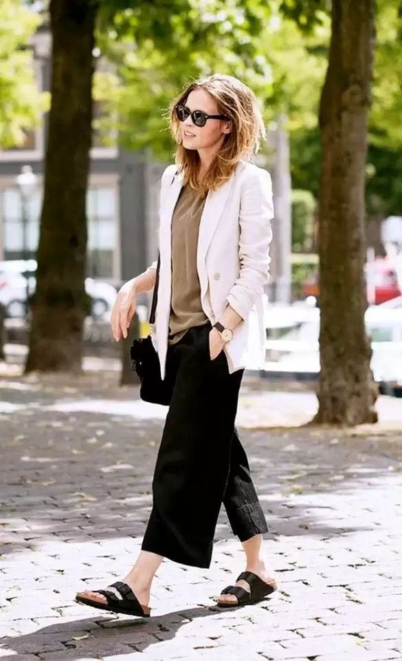 How To Wear Birkenstock, Cocktail Outfits, How To Wear Culottes, Casual Chique Stijl, White Blazers, Black Culottes, Dress Like A Parisian, Light Blazer, Birkenstock Outfit