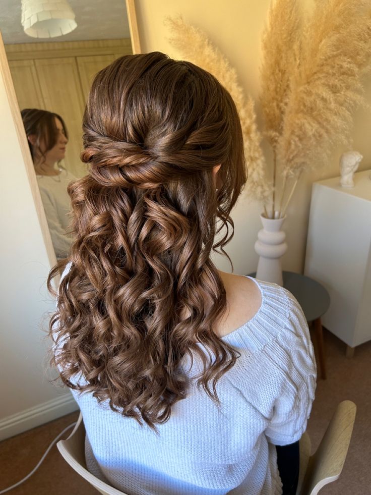 Half up hair style with twisted back and soft curls Brown Wedding Hair, Lauren Core, Half Up Curls, Bridal Hair Half Up, Braided Crown, Half Up Bun, Braided Crown Hairstyles, Wedding Hair Half, Brown Curls