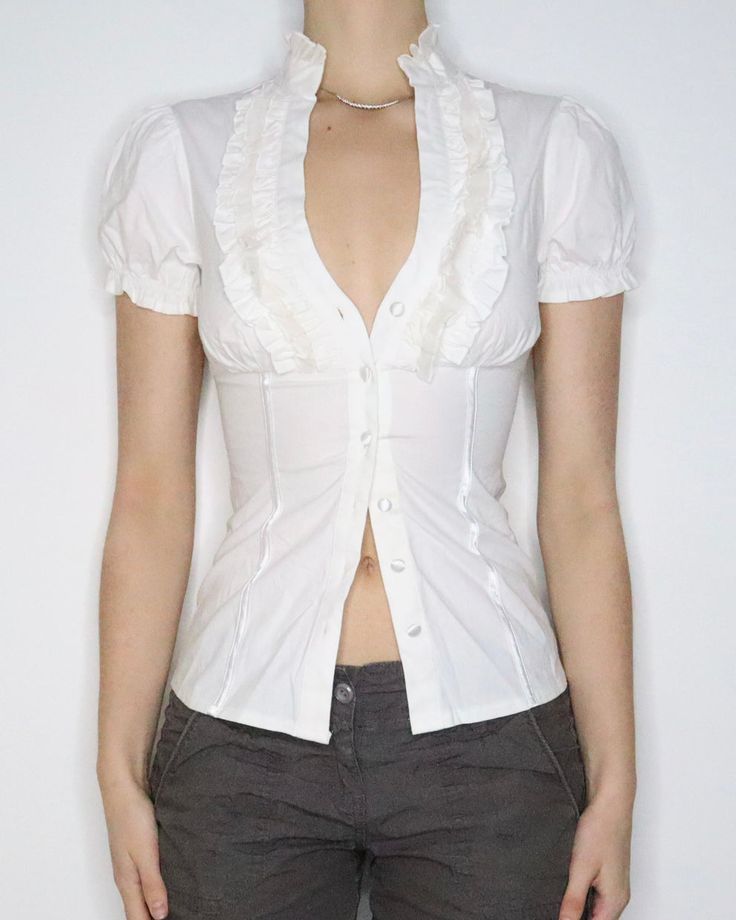 Bebe White Ruffle Blouse (XS-S)  - Imber Vintage Mode Emo, White Ruffle Blouse, The 2000s, Ropa Diy, Mode Inspo, Blouse Outfit, Manado, Dream Clothes, Looks Vintage