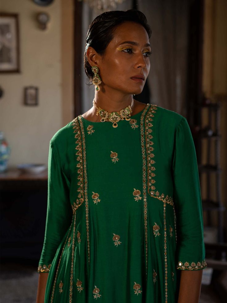 Paulmi & Harsh | Emerald Green Kurta And Pants | INDIASPOPUP.COM Kurta And Pants, Kurta Pants, Silk Anarkali, 1950’s Fashion, Simple Kurti Designs, Salwar Kamiz, Boutique Dress Designs, Party Wear Indian Dresses, Pants Fit