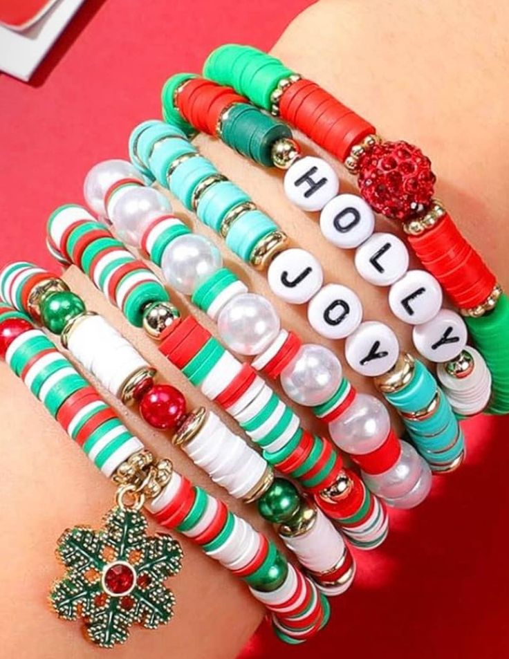 Super gorgeous Christmas charm bracelets. Xmas Bracelets Clay Beads, Clay Beads Bracelet Ideas Christmas, Christmas Clay Bead Ideas, Handmade Holiday Bracelets, Christmas Braclets Ideas, Clay Bead Bracelet Ideas Christmas, Diy Christmas Bracelets, Christmas Bracelets Beaded, Clay Beads Christmas