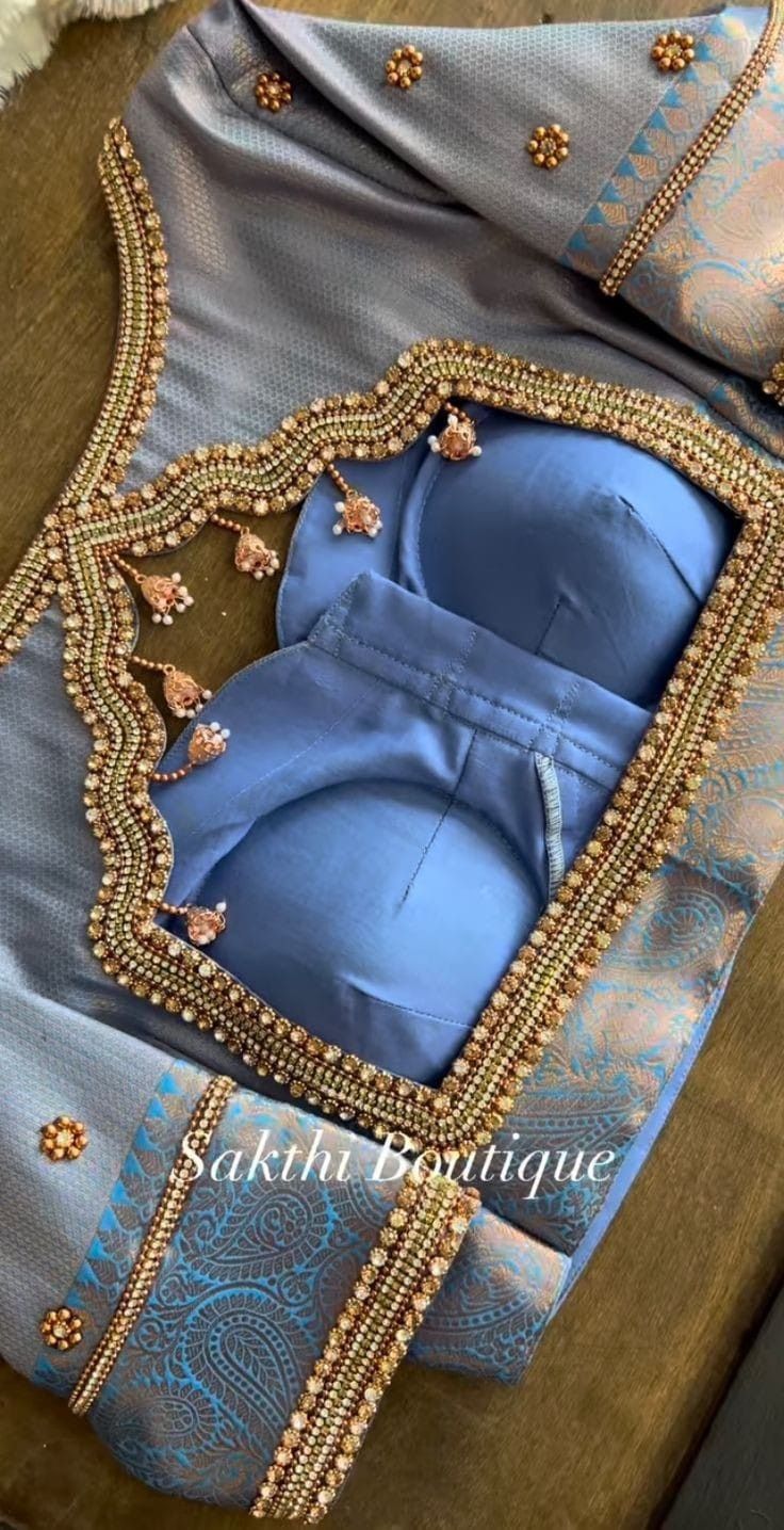 Zigzag Pattern Blouse Design, Simple Aari Work Neck Design, Arri Work Blouse Designs Wedding, Color Neck Blouses For Sarees, Sakthi Boutique, Latest Blouse Neck Designs, Blue Blouse Designs, Lace Blouse Design, Patch Work Blouse Designs