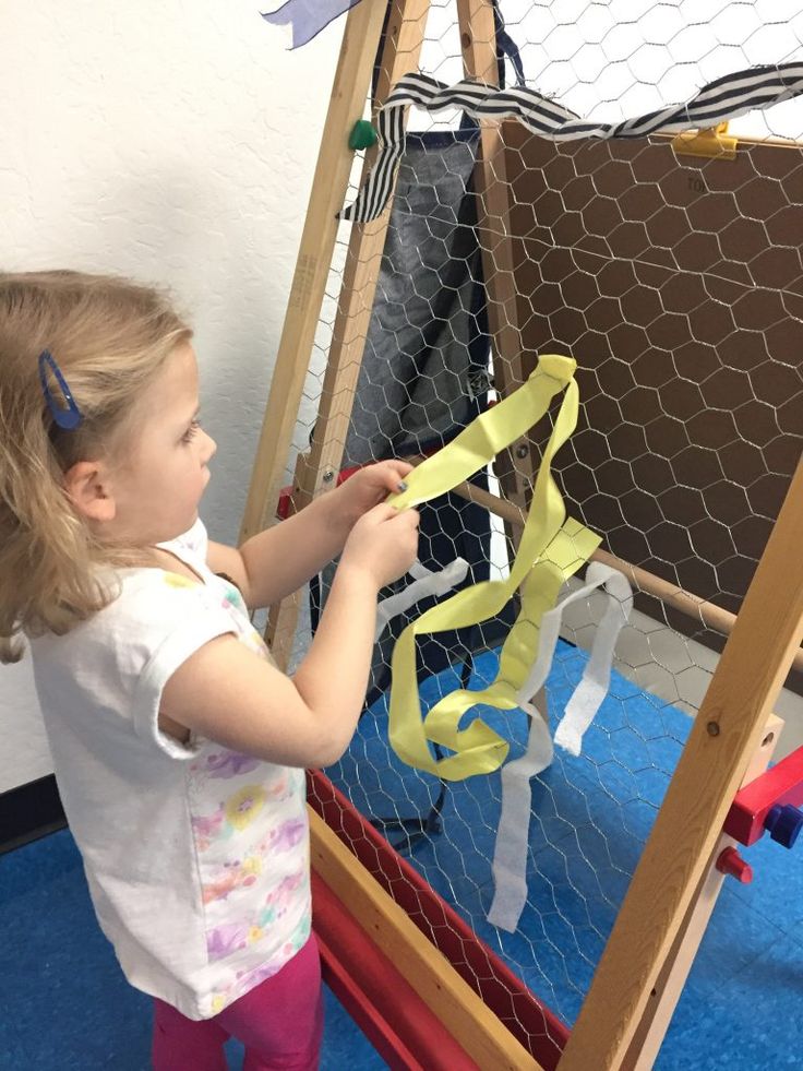 Circle Time Reggio Emilia, Fine Motor Reggio Emilia, Preschool Sign In Ideas Reggio, Reggio Emilia Classroom Preschool Activities, Infant Provocations Reggio Emilia, Reggio Literacy, Reggio Emilia Playground, Reggio Classroom Set Up Early Childhood, Reggio Inspired Preschool