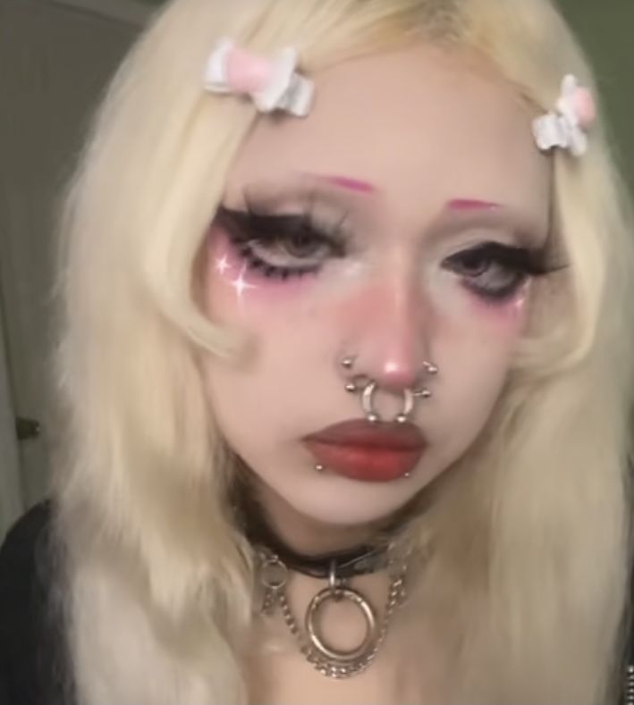 Goth Kawaii Makeup, Pink Gothic Makeup Looks, Pastel Goth Makeup Ideas, Kawaii Alt Makeup, Pastel Goth Makeup Creepy Cute, Pink Alt Makeup Looks, Alt Pink Makeup, Pink Alternative Makeup, Cool Alt Makeup