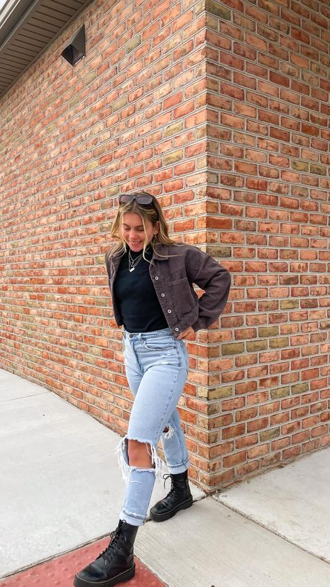 Vans Fall Outfits Women, Mom Jeans Baggy Outfit, Jean Jacket Bar Outfit, Outfits In Your 20s Casual, Cute Fall Bar Outfits, Cute Outfits With Timberland Boots, Cold Spring Outfit Midsize, Back Boots Outfit, Dr Martin Fall Outfits