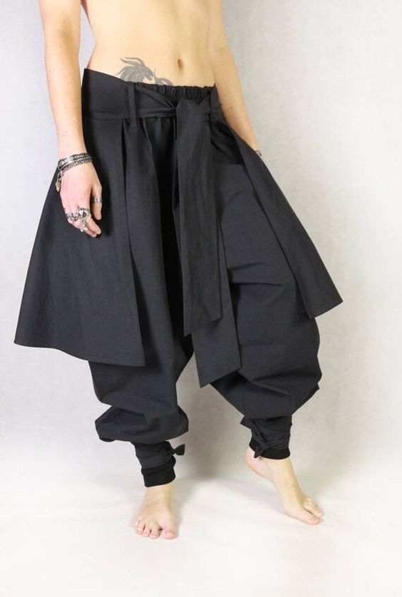 Hakama Pants, Fest Outfits, Clothing Design Sketches, Concept Clothing, Drawing Clothes, Samara, Fantasy Clothing, Fantasy Fashion, Character Outfits