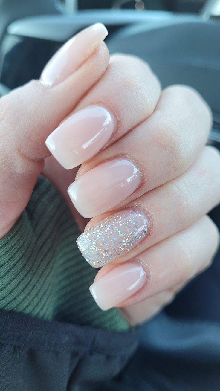 Pink Glitter Acrylic Nails, Simple Prom Nails, One Glitter Nails, Pelo Color Borgoña, Nude Nails With Glitter, Glitter Acrylic Nails, Light Pink Acrylic Nails, Dance Nails, Orange Prints