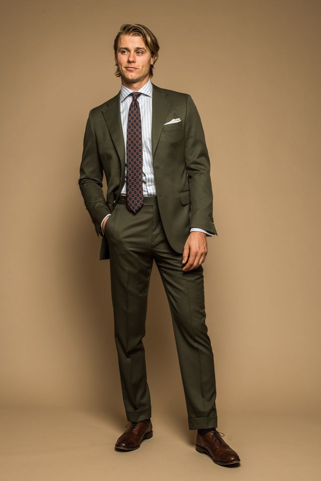 Green Outfits For Men, Mens Casual Wedding, Men's Suiting, Casual Wedding Outfit, Olive Green Shoes, Olive Green Suit, Summer Suits Men, Mens Suit Style, Suit Combinations