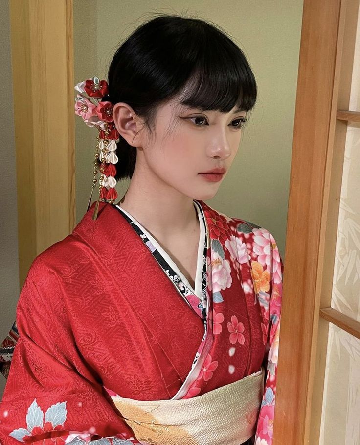 Japanese Hairstyle Traditional, Traditional Hairstyle, Yukata Kimono, Peinados Fáciles Para Cabello Corto, Japanese Hairstyle, Aesthetic People, Japanese Kimono, Mode Inspiration, Japanese Culture