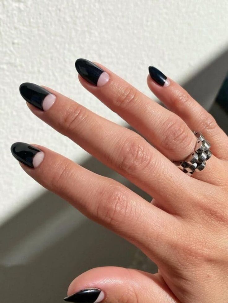 Negative space black half moon nails Basic Manicure, Black French Tip Nails, Black Chrome Nails, Half Moon Manicure, Black French Tip, Half Moon Nails, Moon Manicure, Negative Space Nails, Witch Party