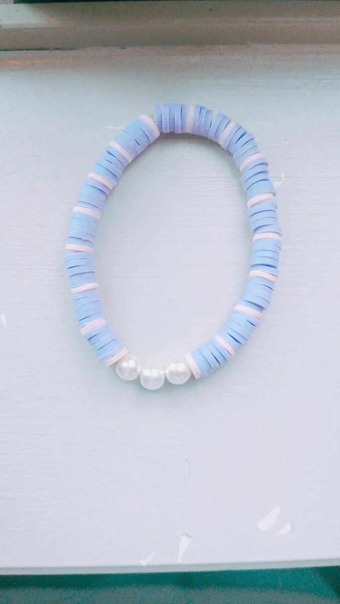 Aesthetic Clay Beaded Bracelets, Beaded Bracelets Heishi, Bracelet Patterns Clay Beads Summer, Preppy Aesthetic Clay Bead Bracelets, Clay Beaded Bracelets Summer, Clay Bead Bracelet Ideas With Charms, Blue Bracelet Ideas Clay Beads, Clay Bead Inspo Summer, Clay Bracelet Design Ideas