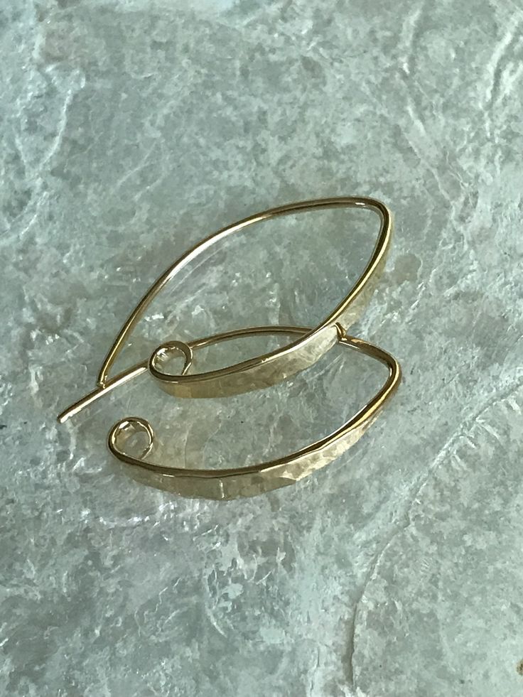 These long ear wire findings are made Gold plated 14K and have a shiny hammer front. They have one hidden loop for hanging your favorite gemstone, crystals, charms or simply wear them alone for a minimalist style. They measures 27mm x 14mm x 4mm. Hook thickness is 18 gauge. The listing is for ONE PAIR. 14k Gold Teardrop Hammered Jewelry, 14k Gold Hammered Teardrop Jewelry, Gold Teardrop Jewelry With French Hook, Dainty Yellow Gold Wrap Earrings With Ear Wire, Silver 14k Gold Threader Earrings With Ear Wire, Everyday Gold Jewelry With French Hook, 14k Gold Dangle Jewelry With French Hook, Gold Dangle Wrap Earrings With Ear Wire, Gold Wrap Earrings With 14k Gold Filled Ear Wire