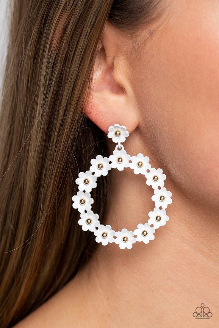 Hanging from a solitaire white daisy, a dainty collection of white daisies bloom into a free-spirited wreath below the ear. Gold studs gleam from the centers of the tactile flowers, adding an industrial sheen to the display. Earring attaches to a standard post fitting. Sold as one pair of post earrings. Daisy Meadows, Gold Ear Jacket, Geode Jewelry, Geode Earrings, Pola Kristik, Tiny Stud Earrings, Diy Schmuck, White Earrings, Floral Earrings