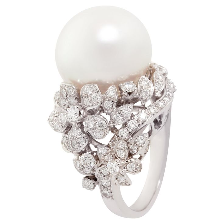 The South Sea pearl and diamond cocktail ring features a gem quality pearl of pinkish hues and 17.5mm diameter. The pearl is untreated. It displays a splendid nacre and its natural color and luster have not been enhanced in any way. The pearl is perched atop an arrangement of flowers set with 2.52 carats of top quality round diamonds (F/G-VVS, color, clarity and cut). The magnificent ring is one-of-a-kind. It was handmade in Italy by maestro Giuseppe according to an original design by Ella Gafter. It features craftsmanship of the highest refinement. The item is signed EG. Cocktail Ring Designs, Pearl Cocktail Ring, Fine Pearl Jewelry, Sapphire Cocktail Ring, Diamond Bracelet Design, Diamond Cluster Earrings, Vintage Cocktail Ring, Diamond Cocktail Ring, Pearl And Diamond Ring