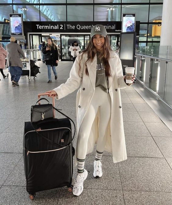 The Chicest Winter Airport Outfits For Traveling #SeasonalStyleBlend #VersatileVogue #SummerFallFusion Airport Outfit Winter, Comfy Airport Outfit, Nyc Winter Outfits, Outfits New York, New York Outfit, Ny Outfits, Nyc Outfits, Airport Outfits, New York Outfits