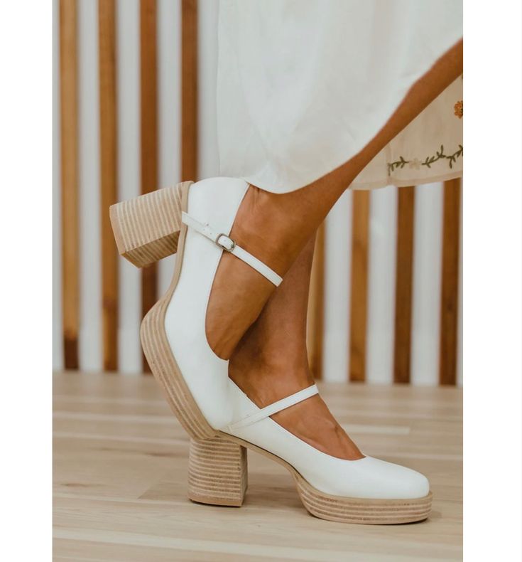 Casual Closed Toe Heels, White Summer Heels, Mom Makeover, White Boutique, Chic Wardrobe, Soul Shoes, Heels White, Perfect Heels, Clean Aesthetic