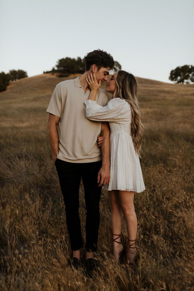 Summer engagement photos in a field at golden hour summer engagement photo outfit inspiration neutral colors and couple in love at sunset November Photoshoot Ideas Couple, Engagement Photos Height Difference, Dreamy Couples Photography, Park Couple Photoshoot, Couples Fall Photoshoot, Couple Fall Photoshoot, Engagement Photoshoot Outfit, Fall Couples Photoshoot, Engagement Shoots Poses