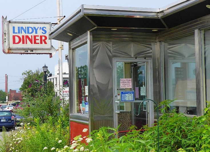 a restaurant called lindy's diner on the side of a road