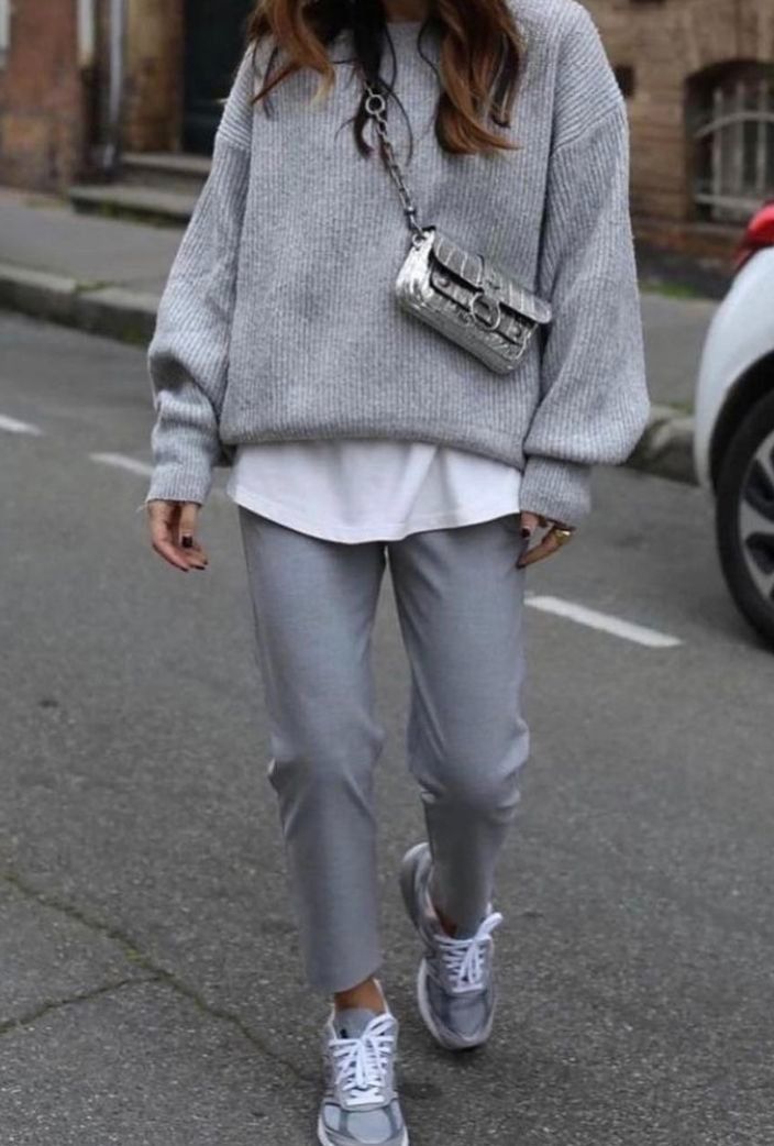 Autumn 2024 Street Style, Autumn Outfits 2023 Women Casual, Athleisure To Work, Grey Autumn Outfit, Casual Work Outfits Winter 2023, Grey Sneaker Outfits Women, Winter Sneakers Women, What To Wear With Gray Pants, Trendy Fall Outfits 2023 Street Style