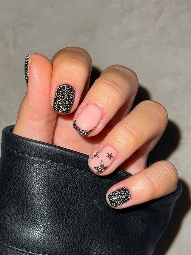 New Years Nails For Short Nails, Cute January Nails Short, Short Nail Designs Round Shape, Season Transition Nails, New Years Nail Designs Short Nails, Simple Winter Nails Short Gel, January Nail Inspo Short, Nail Ideas January 2024, Nye Nail Ideas Short