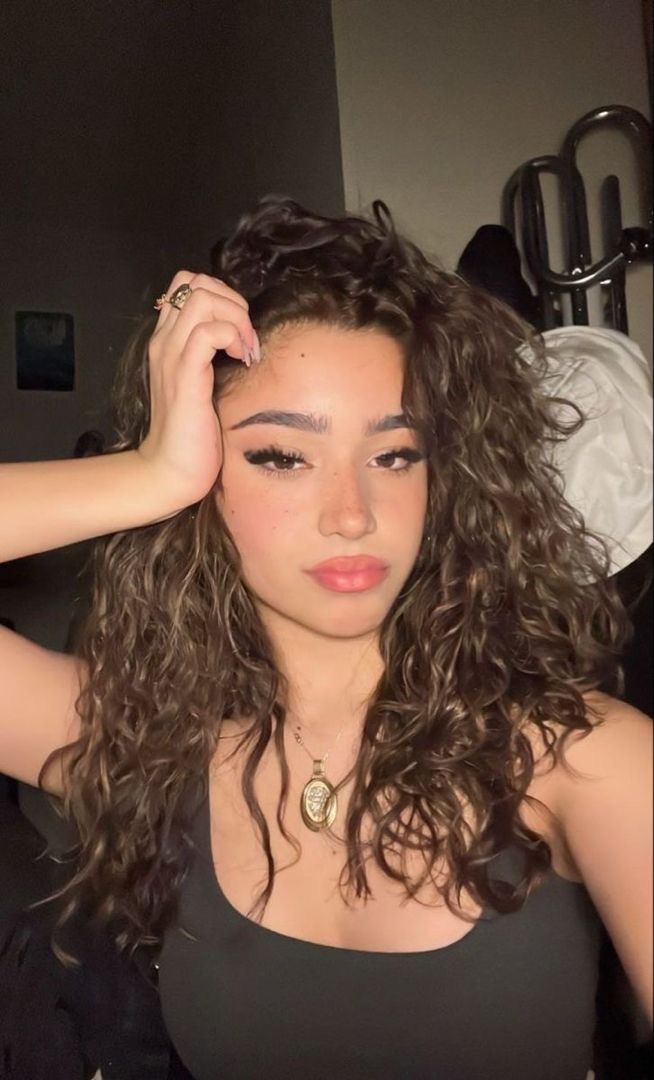 Pretty Brunette, Based On Your Zodiac Sign, Long Curly Hair, Curly Girl, Long Curly, Pretty Makeup, Aesthetic Hair, Pretty Face, Pretty Hairstyles