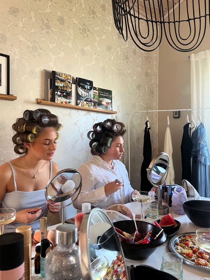 #prom #GRWM #papiljotter #scandinavianstyle #aesthetic Prom Morning Ideas, Getting Ready With The Girls Aesthetic, Getting Ready For Prom With Friends, Prom Get Ready Party, Prom Getting Ready Pics, Prom Getting Ready Photos, Girls Getting Ready Together, Getting Ready For Prom Aesthetic, Getting Ready Prom Photos