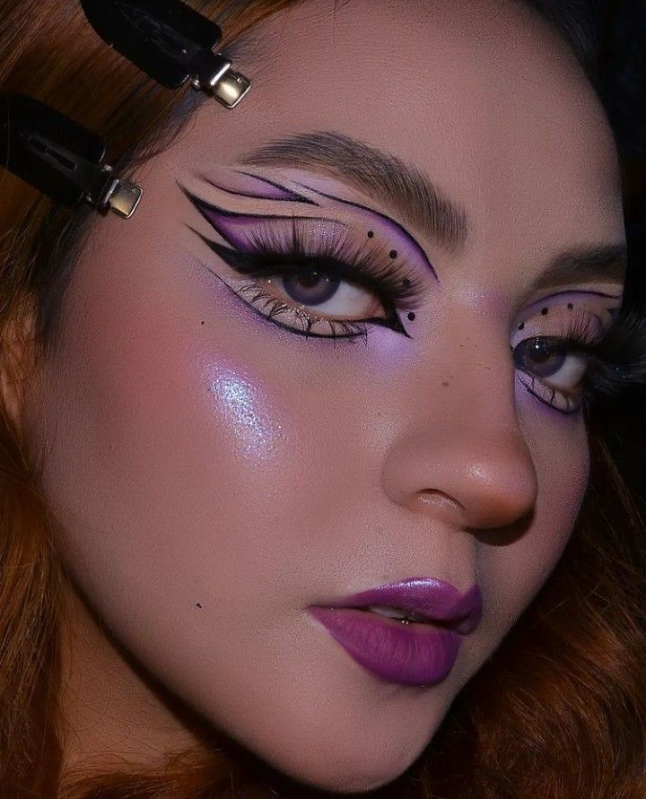 Sparkly Makeup Ideas, Pop Punk Makeup, Dragon Eyeliner, Cool Eyeliner Designs, Unique Eyeliner Looks, Purple Makeup Ideas, Dragon Makeup, Everyday Eyeshadow, Bold Eyeliner