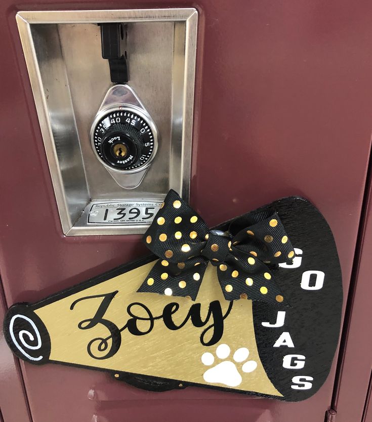 a door hanger with a dog's name on it